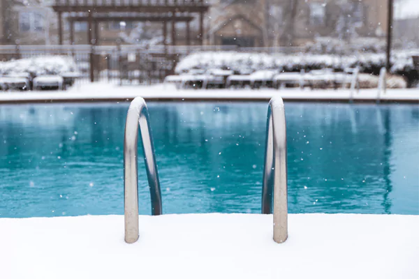 Wie man den Pool winterfest macht
